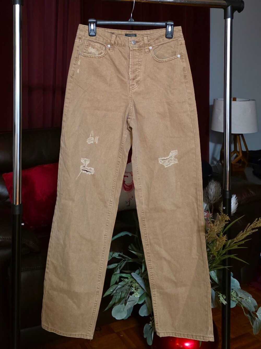 HIGH-RISE STRAIGHT LEG DISTRESSED DENIM JEANS!